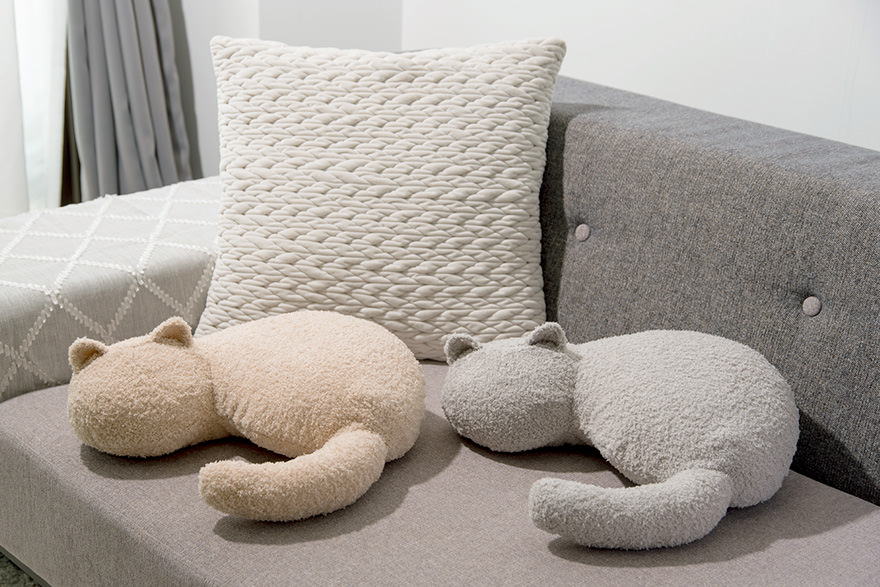 ソファの上に置いたミャウマミー（ベージュ／グレー）