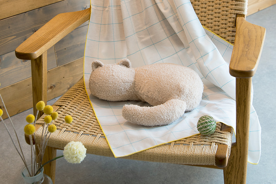 椅子の上に置いたミャウマミー（ベージュ）