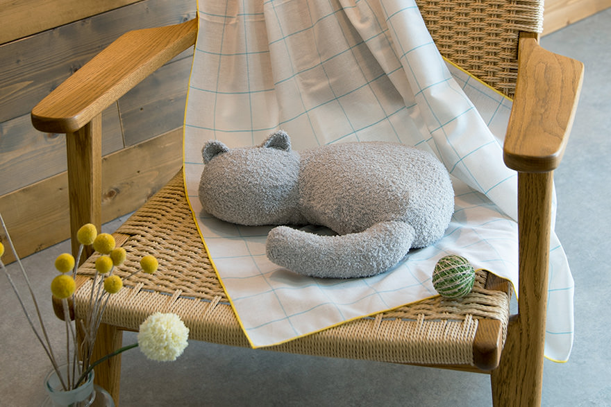 椅子の上に置いたミャウマミー（グレー）