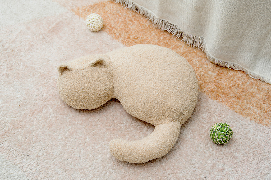 カーペットの上に置いたミャウマミー（ベージュ）