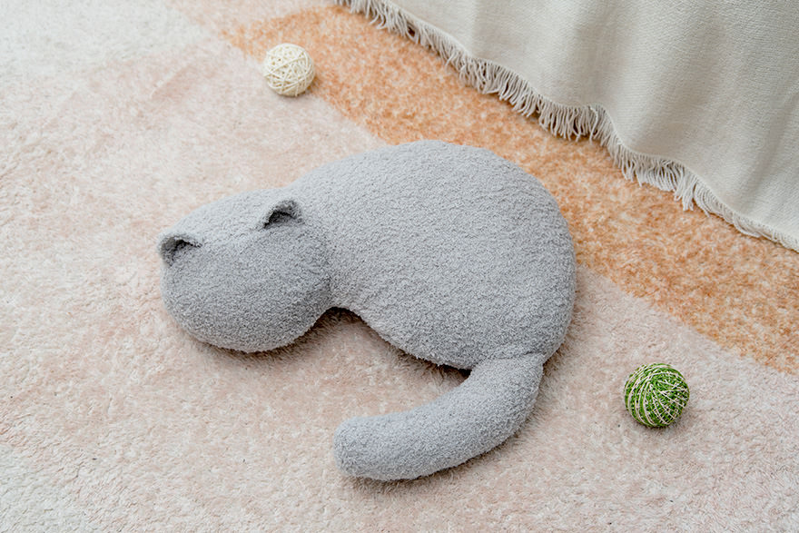 カーペットの上に置いたミャウマミー（グレー）