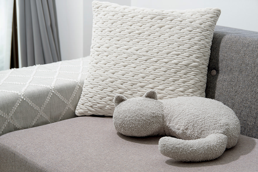 ソファの上に置いたミャウマミー（グレー）