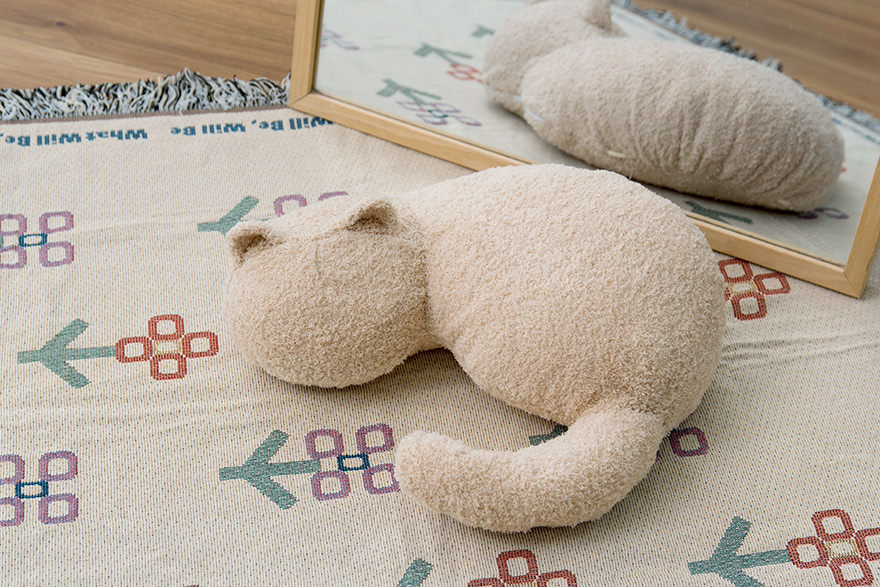 ラグの上に置いたミャウマミー（ベージュ）