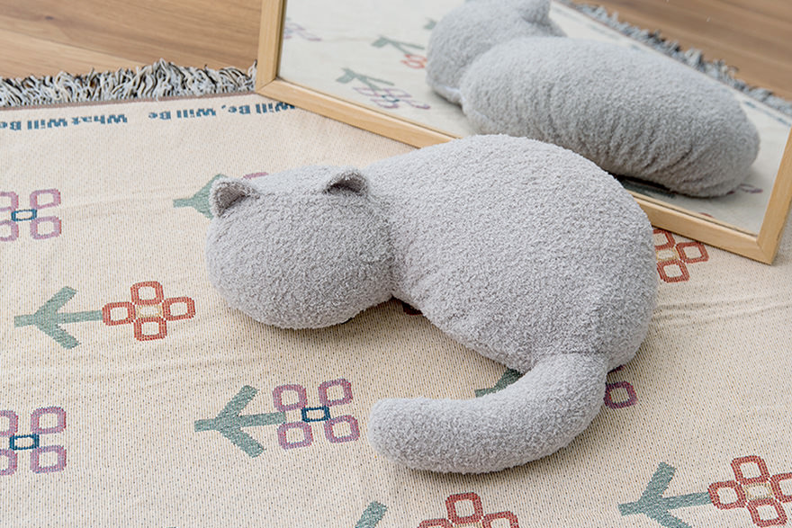 ラグの上に置いたミャウマミー（グレー）