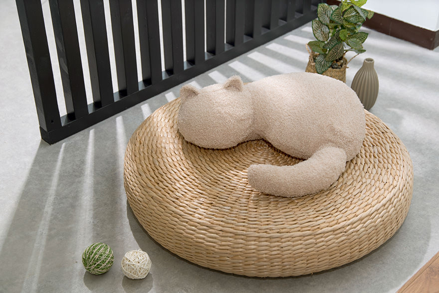 ラタンクッションの上に置いたミャウマミー（ベージュ）