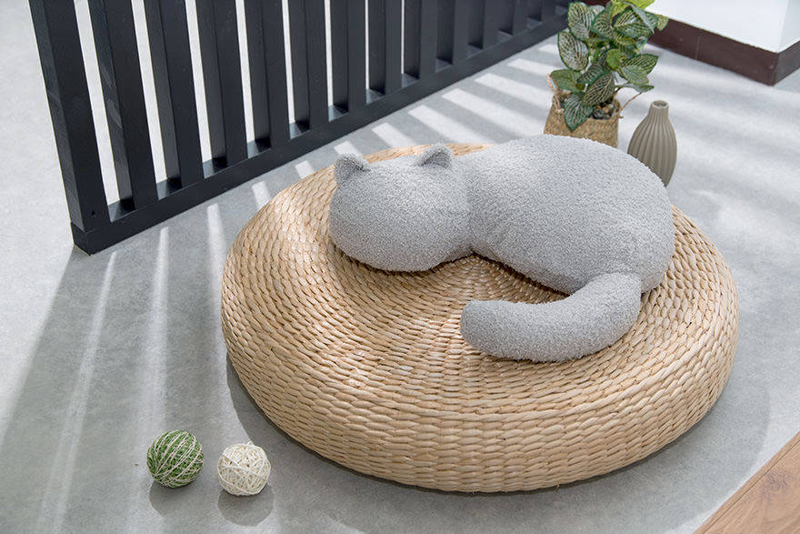 ラタンクッションの上に置いたミャウマミー（グレー）