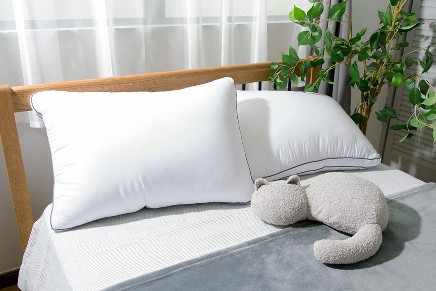 ベッドの上に置いたミャウマミー（グレー）